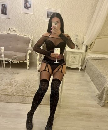 Стройная брюнетка с обворожительной улыбкой ждет в гости состоятельного джентльмена для интимных отношений. Приглашаю на незабываемые встречи и полный релакс. Звони, не пожалеешь! 8482, 32 года